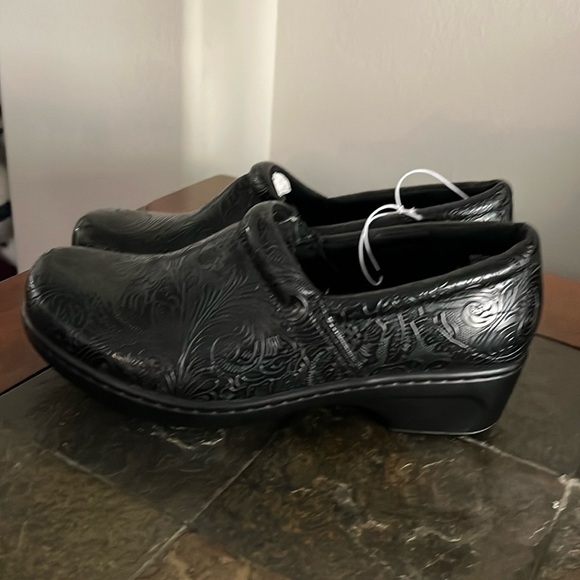 yuu bethanee slip on shoes